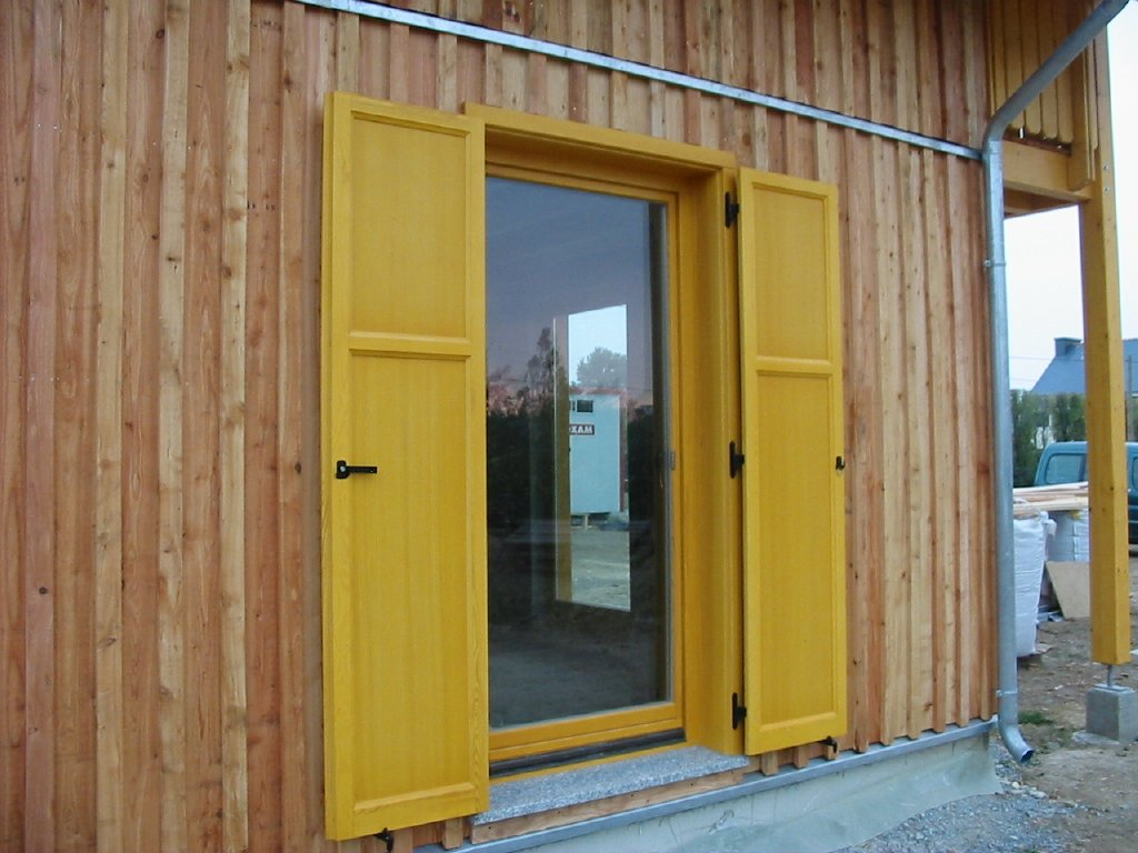 Domikon - Dom z żółtymi okiennicami, Francja Vannes